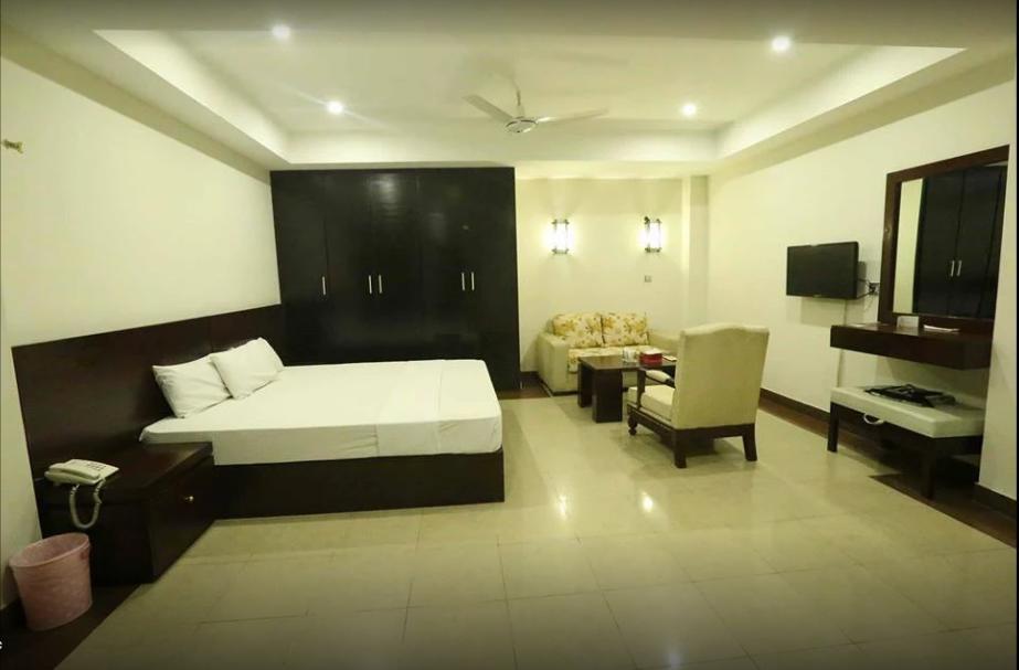 Hotel Multan Continental Bagian luar foto